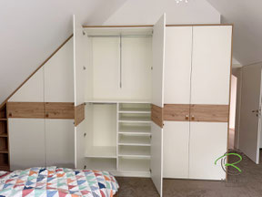Maßgefertigter Schrank Dachgeschoss mit Inneneinteilung nach Kundenwunsch in weiß und Eichendekor mit eleganten Ledergriffen in braun und nickelfarbige Befestigungsplatte, Doppelschrank oben mit durchgehender Kleiderstange