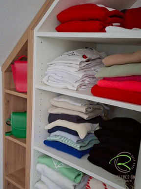 Dachnischeneinbauschrank mit Schräge links mit offenem Regal mit Schräge als Stauraum für Handtaschen und Einlegeböden für Pullover und T-Shirt