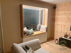 Fenster Eichenrahmen auf Gehrung gefertigt, in 45 mm starker Eiche zum Sitzen mit weißen grifflosen Unterschränken und umlaufend verlaufende, ambiente LED-Beleuchtung