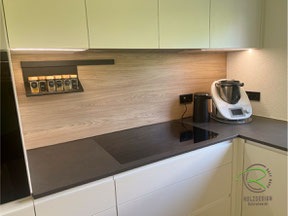 Kleine Stauraumküche in weiß, anthrazit und Holzdekor Nischenplatten mit im Hängeschrank versenkte Flachschirm-Dunstabzugshaube, flächenbündig eingebaute Keramik Arbeitsplatte, deckenhohe Hängeschränke