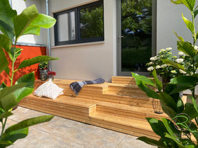 Sitztreppe über Eck mit Sitz- und Liegeflächen verkleidet mit Lärche Rhombusleisten von Schreinerei Holzdesign Ralf Rapp in Geisingen