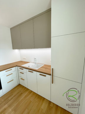 Kleine Küche in weiß mit Massivholz Eiche Arbeitsplatte geölt von Schreinerei Holzdesign Ralf Rapp in Geisingen & weißer Spüle