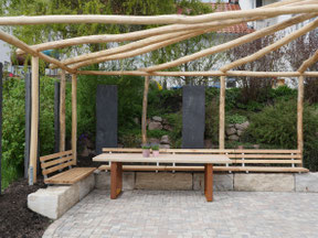 Outdoor-Tisch nach Maß aus massiver Lärche mit natürlicher Baumkante und rostigem Stahl-Kufen-Gestell aus der Schreinerei Holzdesign Rapp in Geisingen.