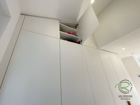 Raumhoher Kleiderschrank vom Schreiner mit schräger Tür für saisonale Kleidung, Koffer usw. in weiß und Massivholz Eichegriffleisten
