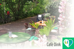 das Café Oink hat einen Freisitz am Karl-Heine-Kanal in Leipzig