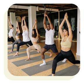 séance de yoga sur tapis en entreprise pour améliorer la souplesse, relâcher les tensions et favoriser le bien-être au travail