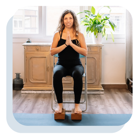 atelier de yoga sur chaise en entreprise pour réduire le stress et détendre les collaborateurs