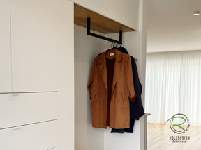 Flurschrank in weiß und Eiche, offener Kleidernische mit U-Kleiderstange in schwarz für Jacken im Flur maßgefertigt vom Schreinerei Holzdesign Ralf Rapp in Geisingen Nähe Radolfzell