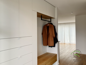 Raumhoher Garderobeneinbauschrank nach Maß im Hegau in der Nähe Radolfzell, in weiß u. Eiche furniert mit schwarzer U-Form Kleiderstange u. schwebender Sitzbank von Schreinerei Holzdesign Ralf Rapp in Geisingen
