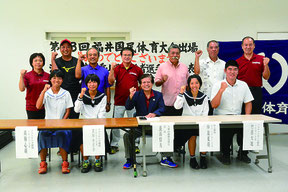八重山から国体に4人が選出されよろこびに湧く関係者ら。前列左から高嶺、吉川、長浜会長、仲嵩、竹原=6日夕、石垣市中央運動公園屋内練習場
