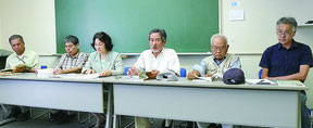 「八重山を学ぶ」刊行委員会のメンバー=21日午後、大濱信泉記念館研修室Ⅰ