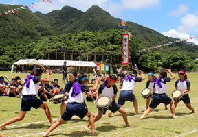 わかば幼稚園・川平小中学校の運動会が開催された=29日午前、川平小中学校の運動場