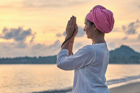 Frau, Meditation, Sonnenaufgang, Strand, Meer, Berge