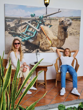 Ricarda und Alexander im Patio der Finca de la Geria