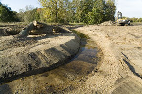 Noch Baustelle: Der Reiherbach erhält ein naturnahes Bett. Foto: Bockwinkel