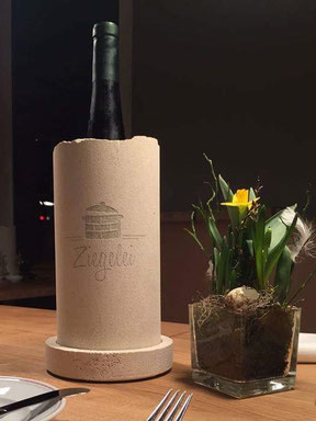 Referenzfoto Weinkühler hell mit Gravur des Logos Ziegelei
