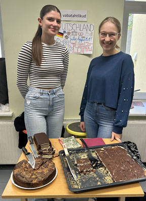 Svea und Marit (v.l.) beim Kuchenverkauf in der Schule 