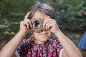 Lernort Natur: Kind entdeckt den Wald