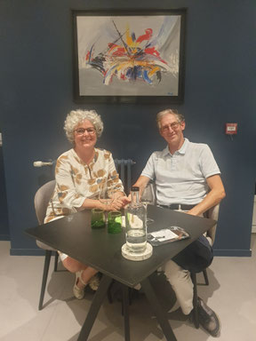 couple sans chien dans un restaurarant gastronomique 