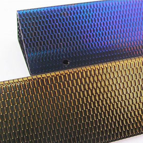 Perforierte und prismatisch geformte Metallbleche in blauer und goldener Farbe, die als Schallabsorber wirken.