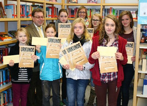 von links nach rechts: Katharina Gutschmidt, Direktor Herr König, Jasmin Kaiser, Selina Schwind, Alisha Altmann, Sportfachleitung Frau Fath, Michelle Pfirrmann, Laura Frey, Celina Leger