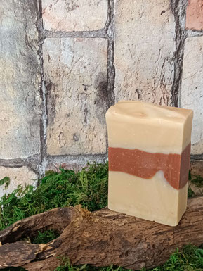 Savon artisanal saponifié à froid avec lait de chèvre de Port Saint Père, surgras de 9%, huiles végétales bio. Apaise les problèmes de peau et la laisse douce.