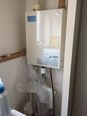 長府製作所の給湯壁掛けボイラーから水漏れしているんで 長府製作所の給湯壁掛けボイラーから水漏れしているんで
