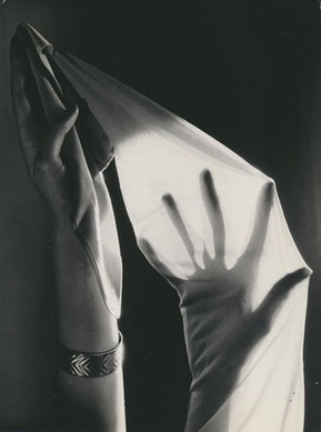 Untitled (Rogo-stockings) ca. 1935 gelatin silver print (ca. 1935) 22,9 x 17,1 (23,1 x 17,3) © Hein Gorny ─ Collection Regard