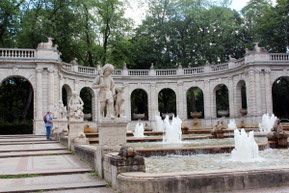 Märchenfiguren in Stein und sprudelnde Fontänen: der Märchenbrunnen. Foto: Helga Karl