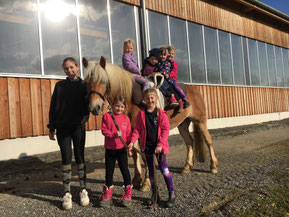 Gruppe von Kindern und Betreuerin mit hellem Haflinger vor Holz‑Reithalle des Reitclub Georgsberg Rossegg in Rossegg 63, 8511 Stainz