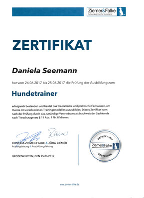 Das Dokument weist Daniela Seemann als Hundetrainerin aus