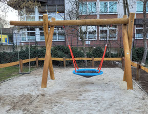 Massive Robinien Nestschaukel und Vogelnestschaukel mit Überstand als Mehrkindschaukel und Korbschaukel für Kinder und Erwachsene