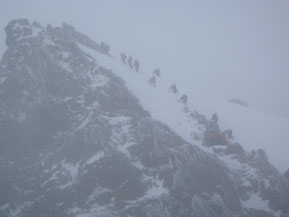 奥穂高岳へ登る登山者たち