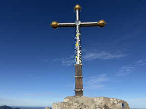 Am Gipfel pfiff der Wind, aber die Sonne strahlte