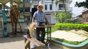 Un artesano de la paja mocora del Cantón Bolívar (Ecuador), muestra cómo se elaboran los sombreros y otros artículos.