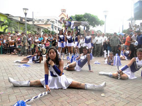 Cachiporreras en el desfile cívico por el aniversario de fundación del pueblo de Pichincha. Manabí, Ecuador.