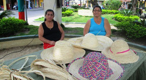 Sombreros de mocora y sus tejedoras, en el parque central de Calceta, Cantón Bolívar (Ecuador).