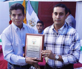 Peter Oswaldo Macías (i) recibe presea del Sindicato de Choferes Profesionales de Tarqui. Manta, Ecuador.