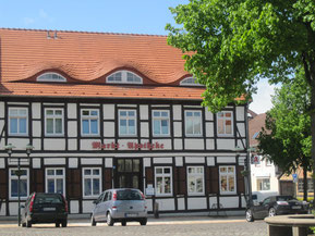 Markt Apotheke mit historischem Fachwerk am Markt