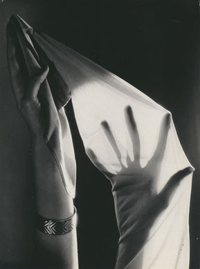 Untitled (Rogo-stockings) ca. 1935 gelatin silver print (ca. 1935) 22,9 x 17,1 (23,1 x 17,3)  © Hein Gorny ─ Collection Regard