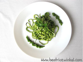 vegan Zucchini mit Petersilien-Mandel-Pesto