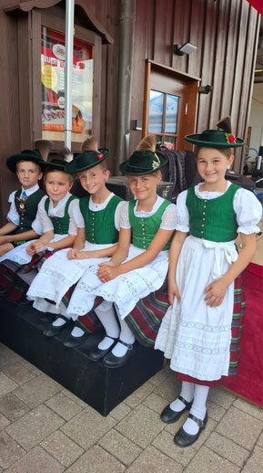 Kinder in Tracht 