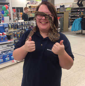 Een van onze oud-stagiaires met een koningspython over haar gezicht heen omdat die tussen haar bril is gekropen.