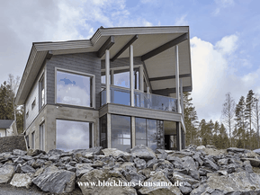 Ein individuell geplantes Blockhaus in Hanglage, errichtet in setzungsfreier Blockbauweise