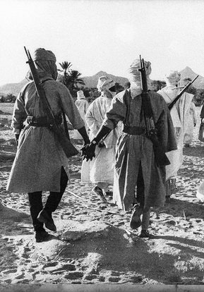 La première photo : entraînement des rebelles Toubous dans les montagnes du Tibesti. 1970