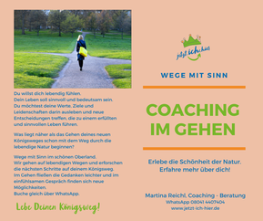 Wir sehen eine grüne Landschaft mit vier Wegen, die sich kreuzen. Eine Frau mit einer Tasche geht auf diese Wegkreuzung zu. Welches ist ihr Königsweg? Beim Coaching im Gehen werden die Optionen geprüft und Impulse für den nächsten Schritt gesetzt.