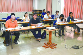 災害時外国人支援サポーター養成講座が開かれた=15日、市民会館中ホール会議室
