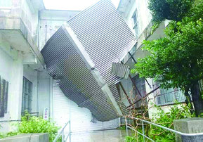 農協の入り口を飛散したコンテナが塞いだ=17日、与那国町(上地艶子通信員撮影)
