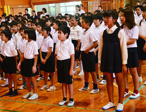 2学期の始業式が行われ、校歌斉唱する児童たち=3日朝、石垣小学校体育館