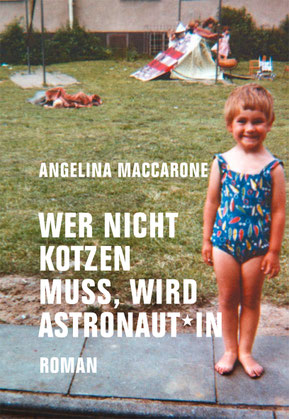 Das Cover von "Wer nicht kotzen muss, wird Astronaut*in" zeigt ein kleines Mädchen im Badeanzug. Im Hintergrund spielende Kinde rmit einem selbstgebauten Zelt.
